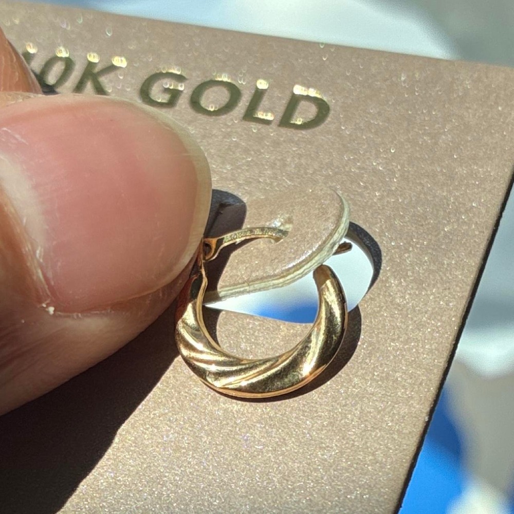 10k marked gold hoop earrings - Picture 2 of 2